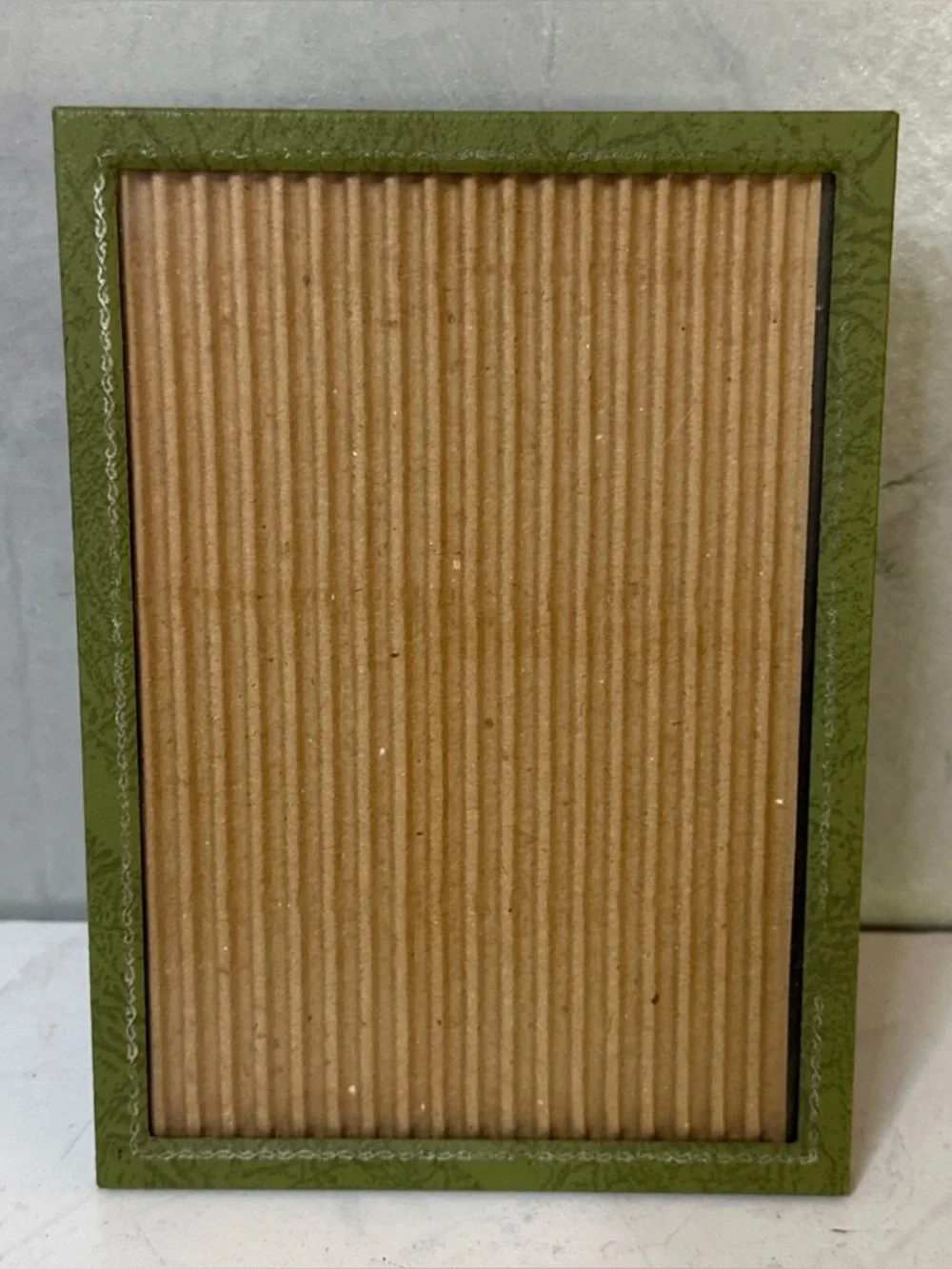 MID CENTURY GREEN METAL GOLD TRIM PICTURE FRAME 5x7